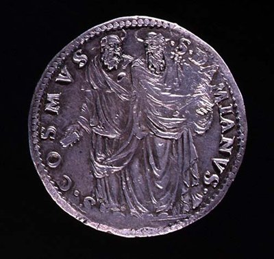 SSコジモとダミアンがお互いに立って見つめ合う銀貨の裏。碑文：S. COSMVS S. DAMIANVS、1532-1537を鋳造（表側は108641を参照） 作： Benvenuto Cellini