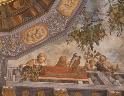 ガロファロ（1481-1559）による天井フレスコ画「バルコニー上のチェッカー、音楽家、キューピッド」（イタリア、フェラーラのルドヴィーコ・イル・モーロ宮殿またはコスタビリ宮殿の宝物庫の部屋）の詳細。 作： Benvenuto Tisi da Garofalo
