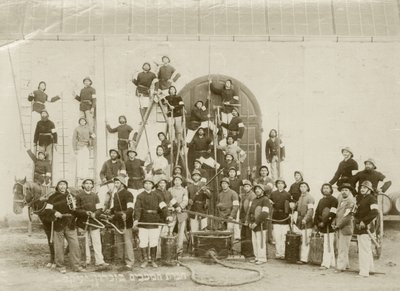 Zichron Yaacov、c.1898-1900での消防士のグループショット 作： Bernard Edelstein