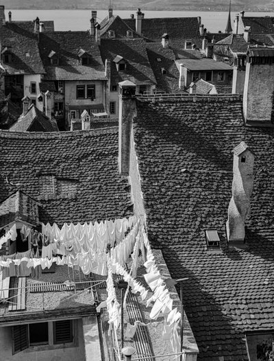 イタリアの古い村の家屋の切妻屋根と洗濯物干し 作： Bernard F. Rogers