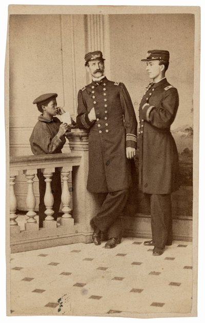 海軍士官と使者の肖像,c.1863年（写真） 作： Bernard Moses