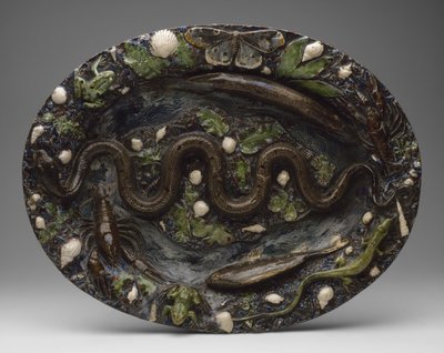 素朴な陶器：動物や植物の装飾が施された料理、16世紀後半 作： Bernard Palissy
