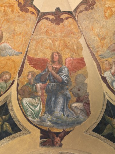2人のひざまずくミュージシャンとケルビムの間で天使を祈る 作： Bernardino Luini