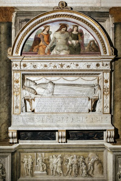 ジョヴァンニ・バッソ・デッラ・ロヴェレ（1403-1483）に敬意を表した葬儀用モニュメント - トップ「二人の天使に支えられた死んだキリスト」（The dead christ supported by two angels） - ピントゥリッキオ（ベルナルディーノ・ディ・ベット）（1454-1513）によるフレスコ画 1484-1492 Rome, Basilica di Santa Ma 作： Bernardino di Betto Pinturicchio
