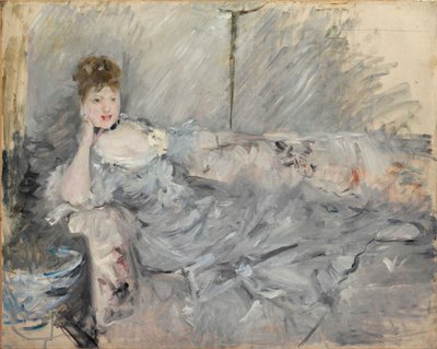 1879年に灰色のリクライニングをする女性。 作： Berthe Morisot