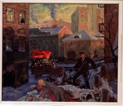 1917 年 10 月、サンクトペテルブルクで (1917 年 10 月、ペトログラードで)。 雪に覆われた街の通りで、ロシア軍の将校を殺害したばかりの武装した革命家のグループの間での行動のシーン、そこには武装した兵士のトラックが見えます 作： Boris Mikhailovich Kustodiev