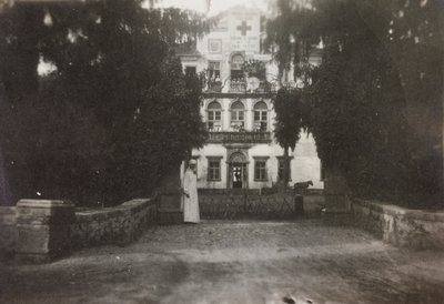 Friuli-Venezia Giuliaにおける第一次世界大戦のアルバム：Villa Brazzà、Soreschiano Manzanoの戦争病院の17人の家、教会の塔から撮影した写真、1916年05月(モノクロ写真) 作： Bourbon Del Monte