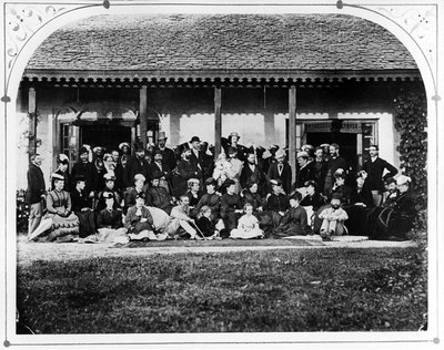 グループ-総督邸、1871年頃 作： British Photographer