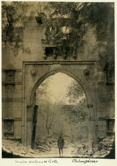 メインエントランスゲート、シャンパナー、1875年頃（白黒写真） 作： British Photographer