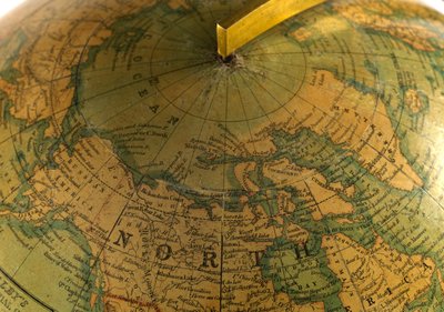 1845年のフランクリンの「エレバス」と「テラー」探検以前に探検された地域を網羅するマルビーの地球儀の切り抜き画像。 作： British School