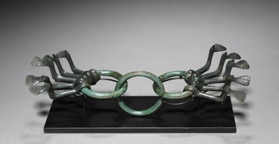 大釜飾り、紀元前1200年頃 作： Bronze Age