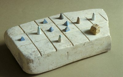 ヨルダンテルベイトミルシムの作品を演奏するゲームボード、紀元前1200年頃（石灰岩） 作： Bronze Age