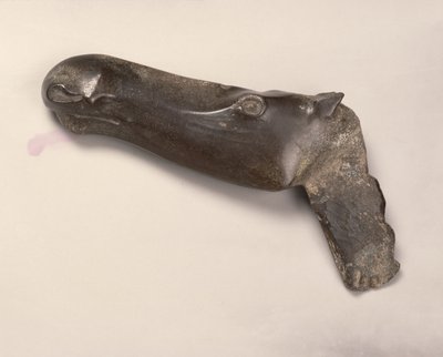 紀元前2000年、ウラル山脈のエカテリンブルク出身のメスのエルクの頭（紀元前2000年） 作： Bronze Age