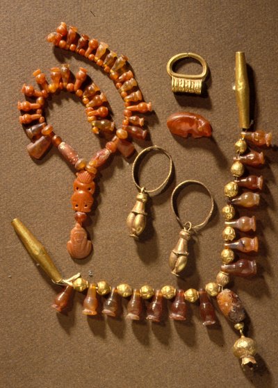 ガザのデイルアルバラ出身のカナン人のジュエリー、紀元前14世紀頃（金と貴石） 作： Bronze Age
