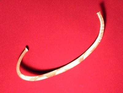 ケンブリッジシャーのイクルトンで発見されたネックリング（ゴールド） 作： Bronze Age