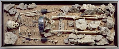 モルツバッハバイヒューエンフェルトから豊かに寄贈された女性の墓 作： Bronze Age