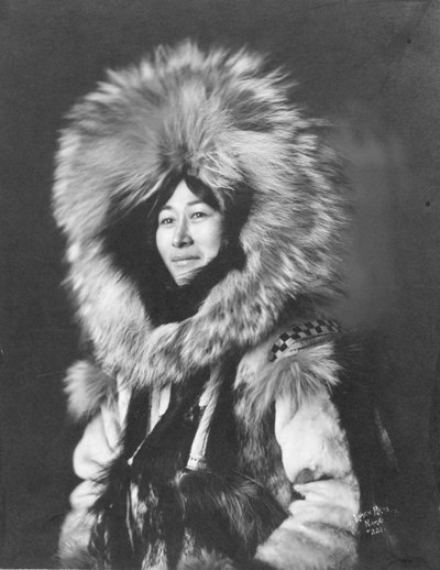 エスキモー女性のポーズ、1915 年頃 (白黒写真) 作： Brothers Lomen