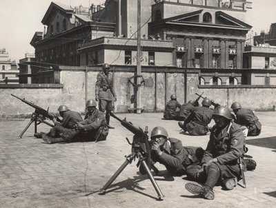 第二次世界大戦中、ローマで行われた防空訓練の様子。(白黒写真) 作： Bruni Bruni