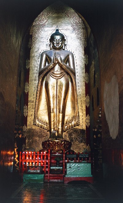 ミャンマー（ビルマ）のバガン（パガン）にあるアーナンダ寺院の仏像の一つ、カクサンダ。 作： Burmese School