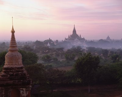 1090年に建てられた日の出のアナンダ寺院 作： Burmese School