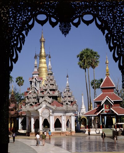 1453-72年に建てられたシュエダゴンパゴダのタザウン 作： Burmese School