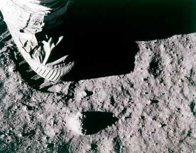 1969 年 7 月のアポロ 11 号ミッションでのバズ オルドリンの月面での足跡。 作： Buzz Aldrin