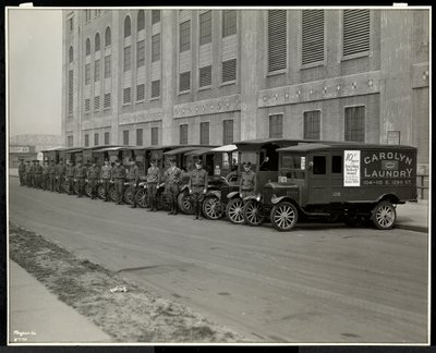 1929年、ニューヨーク州イーストハーレム、111 East 128th Streetにあるキャロリンランドリーの外に停車した配送トラックのライン（銀ゼラチンプリント） 作： Byron Company