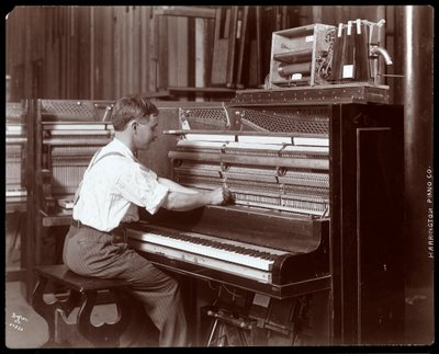 ハリントンピアノ社の工場で働いていた男性、1907年（銀ゼラチンプリント） 作： Byron Company