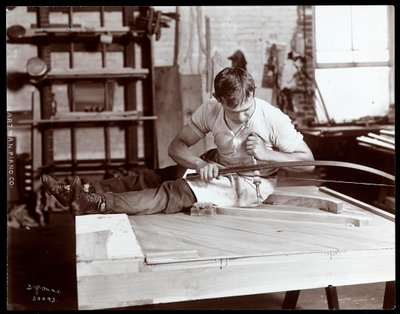 ハートマンピアノ社の工場で働いていた男性、1907年（銀ゼラチンプリント） 作： Byron Company