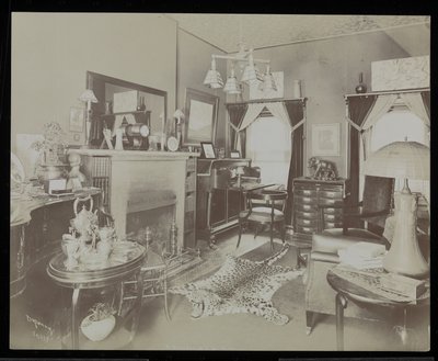 劇作家ヘンリー・マーティン・ブロッサムの家のリビングルーム、ニューヨーク、23 East 30th Street、1908（銀ゼラチンプリント） 作： Byron Company