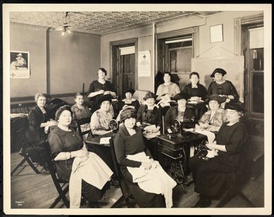 1920年、ニューヨーク、イーストハーレム、115イースト101ストリートにある女性用縫製サークル（シルバーゼラチンプリント） 作： Byron Company