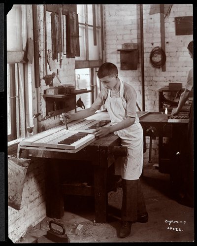 ハリントンピアノ社の工場で働く青年、1907年（銀ゼラチンプリント） 作： Byron Company