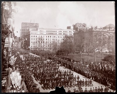 1898年にニューヨーク市庁舎公園でブロードウェイの共和党ゴールドスタンダードパレードで行進している男性の航空写真（銀ゼラチンプリント） 作： Byron Company