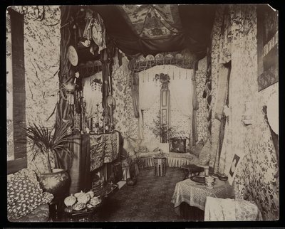 1896-98年、ニューヨーク、11 West 45th Streetにあるブレイクリーホールの邸宅にある華やかなリビングルーム（銀ゼラチンプリント） 作： Byron Company