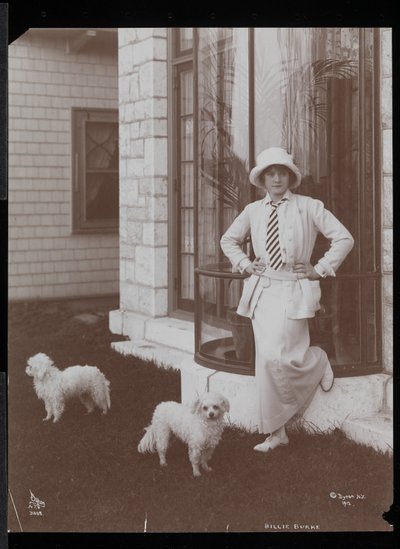 1912年、ニューヨークのヘイスティングソンにある彼女の家、バークレークレストにいるビリーバークと2匹の犬（銀ゼラチンプリント） 作： Byron Company