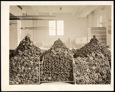 ホテルコモドールでの救世軍のドーナツの箱、1919年（銀ゼラチンプリント） 作： Byron Company