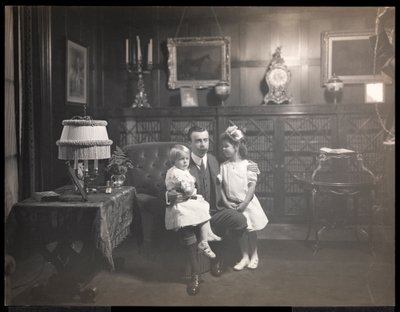 ロングアイランドのロスリンにあるハーバーヒルの図書館にいるクラレンスマッカイと子供たち1905年頃（銀ゼラチンプリント） 作： Byron Company