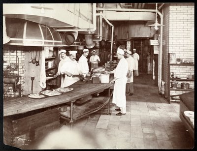 1903年または1904年にニューヨークの34番街と5番街にあるウォルドーフアストリアホテルのキッチンで働く料理人（銀ゼラチンプリント） 作： Byron Company