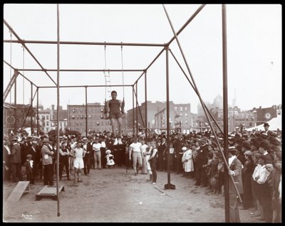 ハドソン銀行体育館と運動場で体操選手を見ている群衆、1898年ニューヨーク、53ストリートと11番街（銀ゼラチンプリント） 作： Byron Company