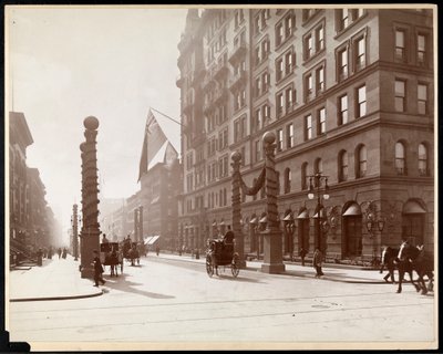 ウォルドルフアストリアホテルのデューイパレードの装飾、1899年ニューヨーク、33番街と5番街（シルバーゼラチンプリント） 作： Byron Company