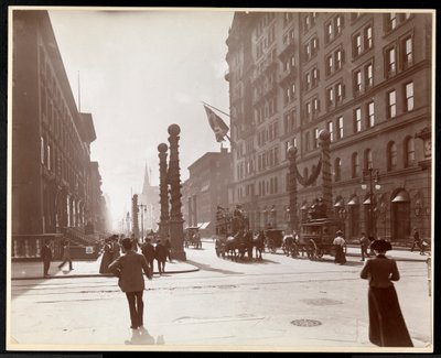 1899年ニューヨーク、33番街と5番街にあるウォルドーフアストリアホテルの前にあるデューイパレードの装飾（シルバーゼラチンプリント） 作： Byron Company