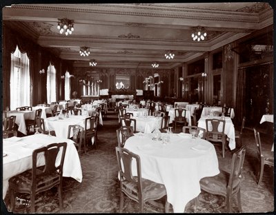ホテルデルモニコのダイニングルーム、1902年（銀ゼラチンプリント） 作： Byron Company