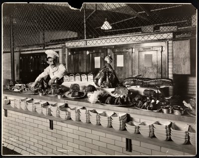 コモドールホテルのキッチンでの冷たい肉の展示、1919年（銀ゼラチンプリント） 作： Byron Company