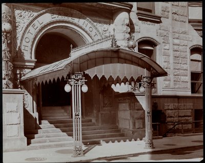ホテルアールトンの入り口、55 West 27th Street、ニューヨーク、1906（銀ゼラチンプリント） 作： Byron Company