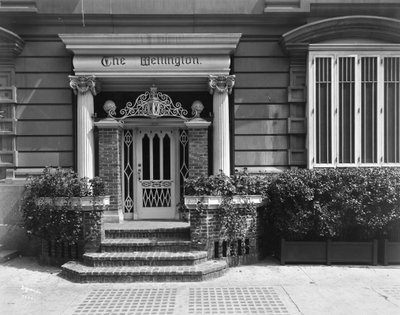 ホテルウェリントンへの入り口、871 7th Avenue、ニューヨーク、1907（銀ゼラチンプリント） 作： Byron Company