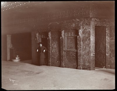 1903年、ニューヨークのハドソンシアターロビーにいるエセルバリモア（シルバーゼラチンプリント） 作： Byron Company