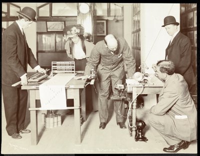 1908年ニューヨーク社会福祉研究所の安全装置博物館でのSimen自動信号システムの展示（シルバーゼラチンプリント） 作： Byron Company