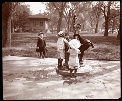1901年、ニューヨーク州マディソンスクエアの噴水で遊んでいる5人の子供（銀ゼラチンプリント） 作： Byron Company