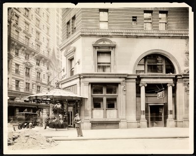 フラワースタンド、ブロードウェイ、ニューヨークの32番街にあるホテルインペリアルカフェの入り口、1905年頃（銀ゼラチンプリント） 作： Byron Company