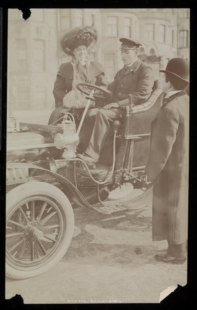 ハッティウィリアムズ、1890〜1910年にニューヨーク市で最初の自動車の1つに運転席に座った（シルバーゼラチンプリント） 作： Byron Company